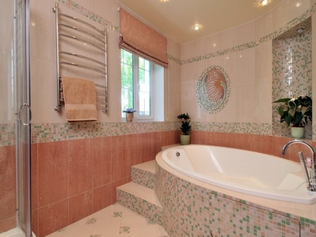 ванная комната в частном доме с мозаикой