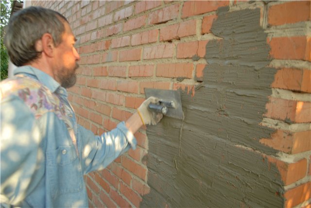 заделка трещин на стене дачного дома перед зимой