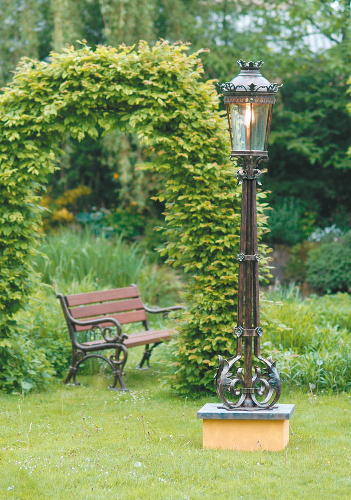 Светильники на тумбах для сада