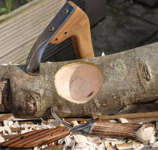 Топор – инструмент для работы с деревом
