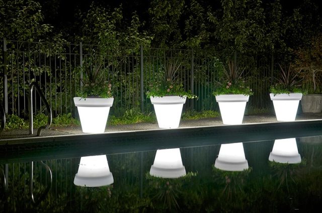 Встраиваемые LED-светильники в дизайне сада