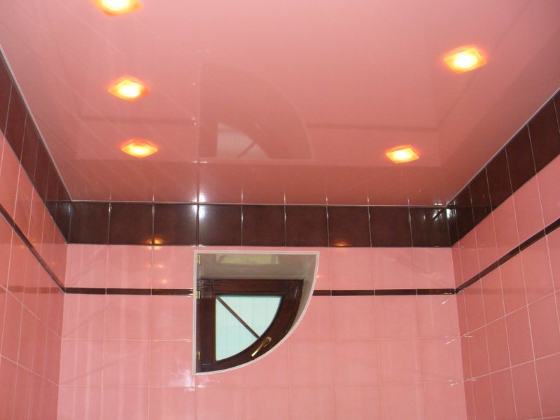 Натяжной потолок в интерьере ванной 