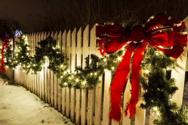 Как оригинально украсить забор на новогодние праздники