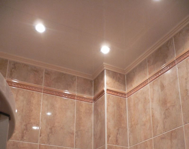Правильный потолок в ванной комнате