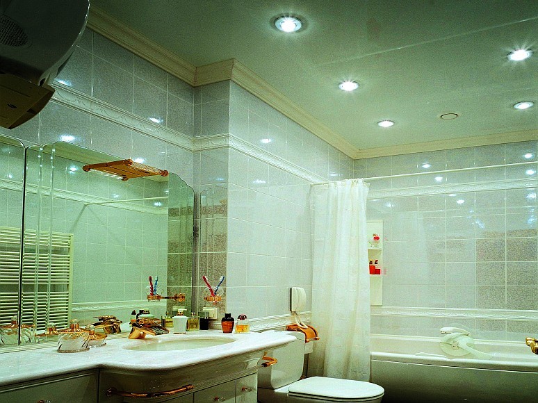 Правильный потолок в ванной комнате