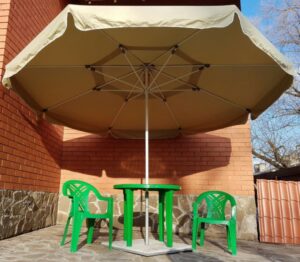 Зонт для уличного кафе: защита от солнца и дождя